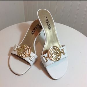 Moda White with Gold Medallion size 8.5